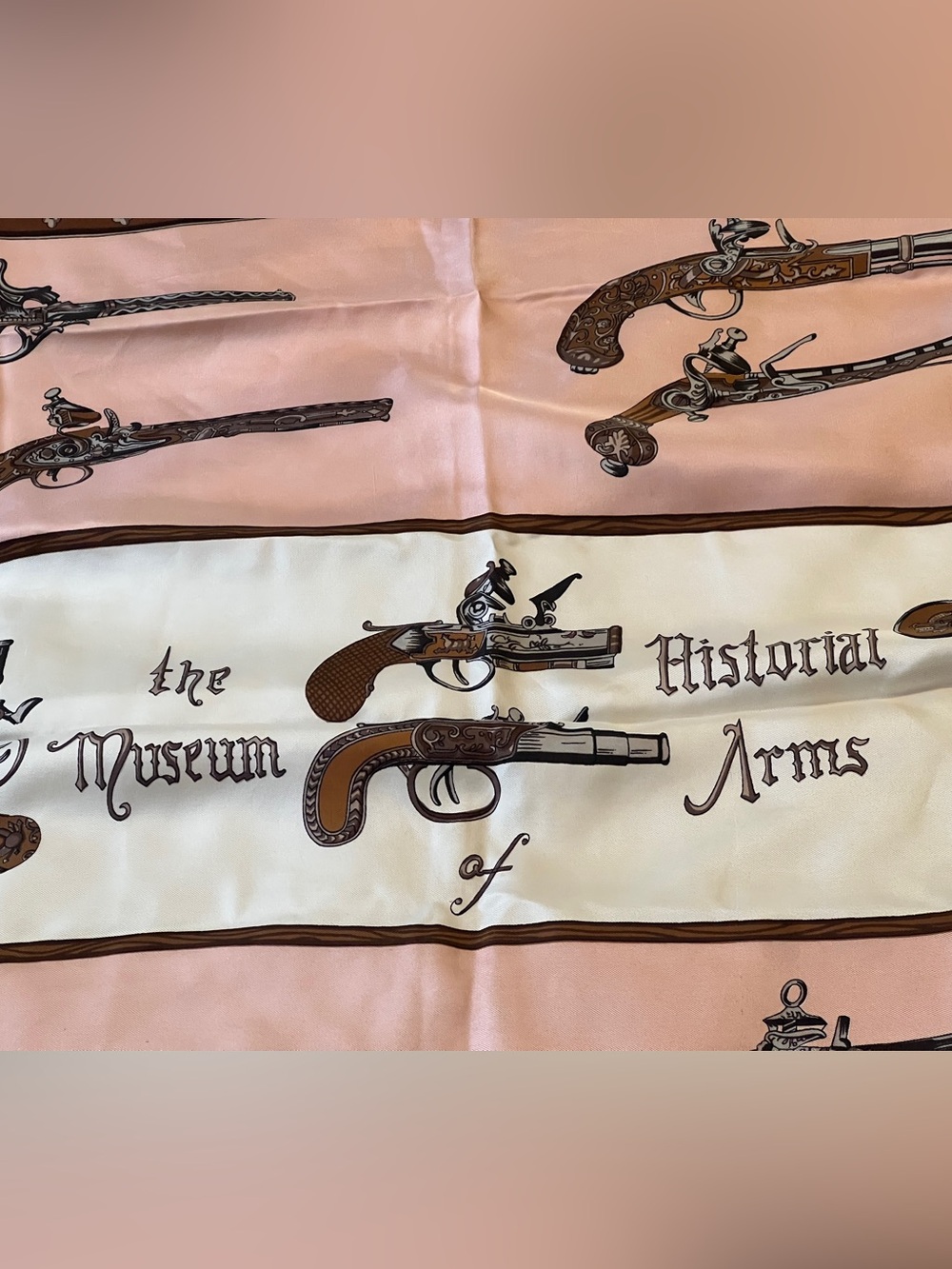 Vintage Museum of Historical Arms Scarf -features antique pistol firearms - Picture 4 of 6